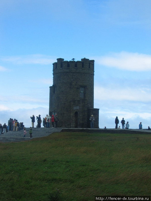 Тут сохранились фрагменты старой кельтской крепости Ирландия