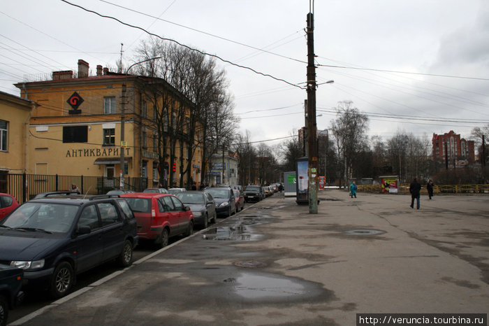 Слева Елецкая улица, уставленная машинами. Когда она планировалась, машин еще не было в городе.