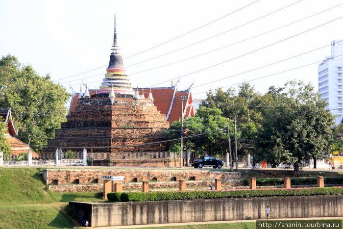 Старая ступа и новый храм Пхитсанулок, Таиланд