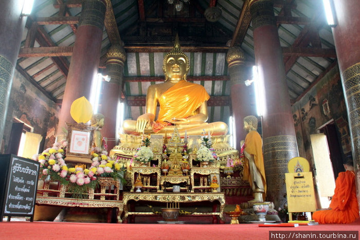 Будда (не тот, знаменитый, а простой — в соседнем храме) Пхитсанулок, Таиланд
