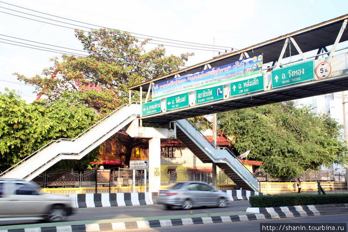 Пешеходный мост через шоссе, разделяющее две части одного монастыря Пхитсанулок, Таиланд