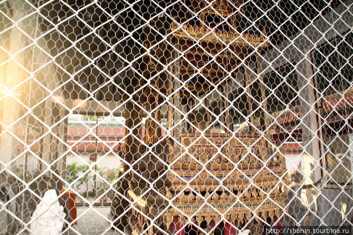 Ценные реликвии прячут за решеткой Пхитсанулок, Таиланд