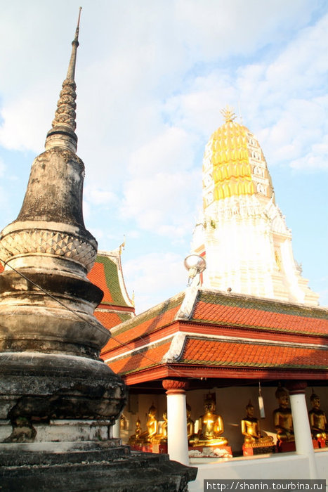 Ступы в монастыре Ват Яй (ват Пхра-Си-Ратана-Махатхат) Пхитсанулок, Таиланд
