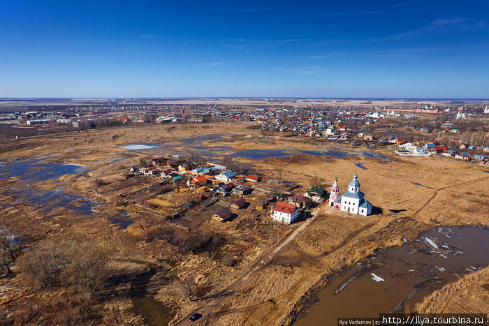 Вид на Лебяжий луг и Ильинскую церковь в Суздале. Владимирская область, Россия