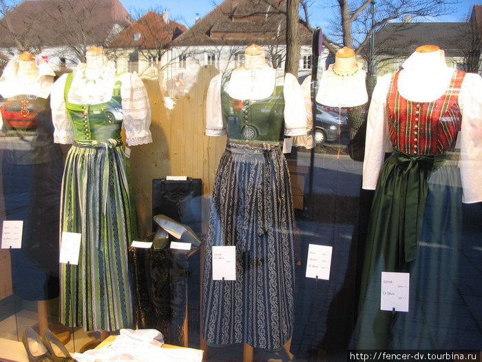 Магазины с австрийской национальной одеждой тут на каждом углу Баден, Австрия
