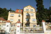 Недавно отреставрированная вилла Милада сейчас стала отелем. Здание было построено чешским архитектором для его дочери Милады в 1920 году.