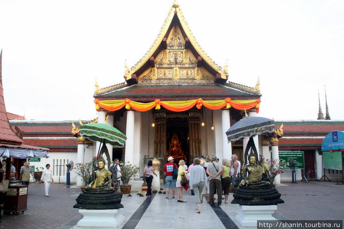 Вход в храм, в котором хранится Будда Чинарат Пхитсанулок, Таиланд