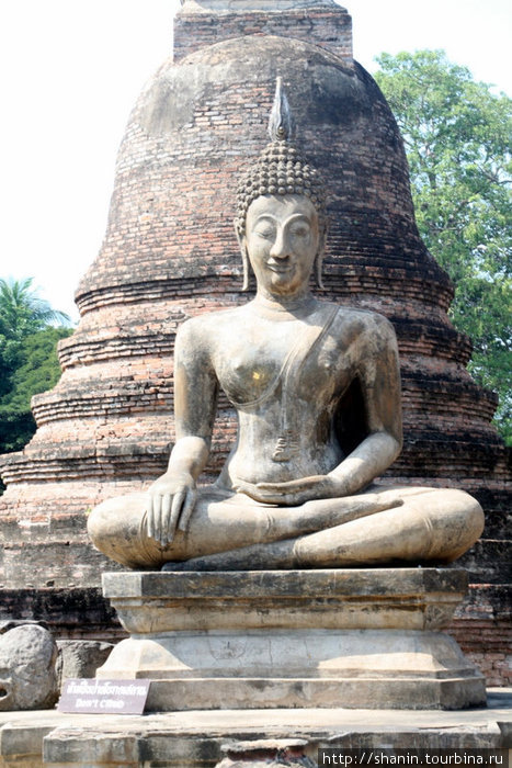 Будда на фоне кирпичной ступы Сукхотай, Таиланд