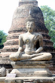 Будда на фоне кирпичной ступы