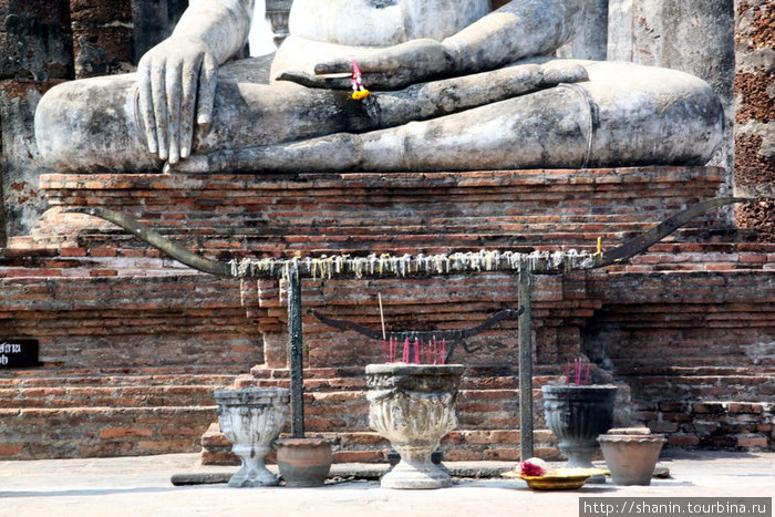 Жертвенник у ног Будды в Ват Махатхат Сукхотай, Таиланд