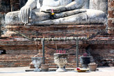 Жертвенник у ног Будды в Ват Махатхат