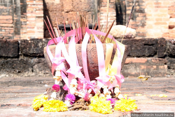 Цветы и ароматные палочки — чаще всего встречающиеся предметы у ног Будды Сукхотай, Таиланд