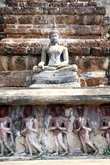 Статуя Будды и барельеф