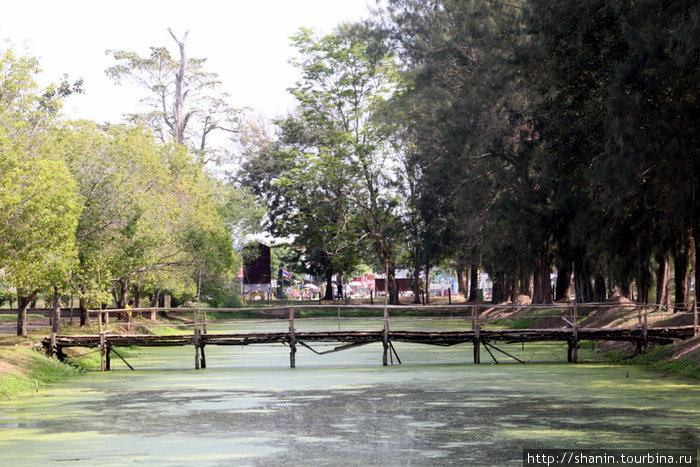 Пруд в самого входа в исторический парк Сукхотай Сукхотай, Таиланд