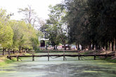 Пруд в самого входа в исторический парк Сукхотай
