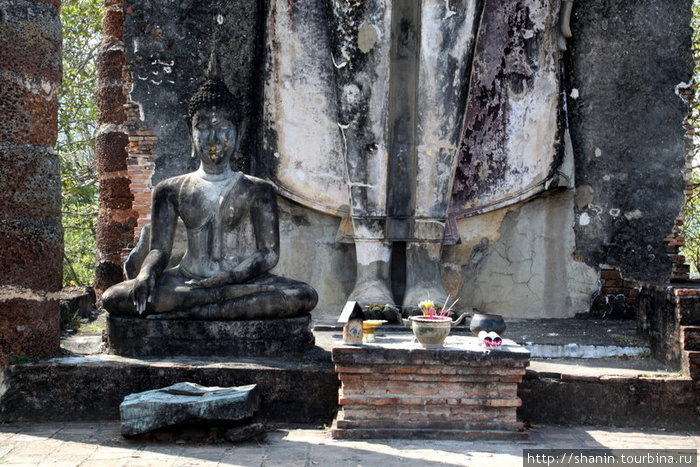Маленький Будда у ног большого Будды Сукхотай, Таиланд
