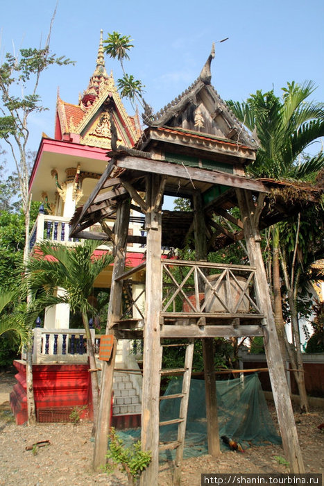 Две башни — старая, деревянная и новая бетонная Трат, Таиланд