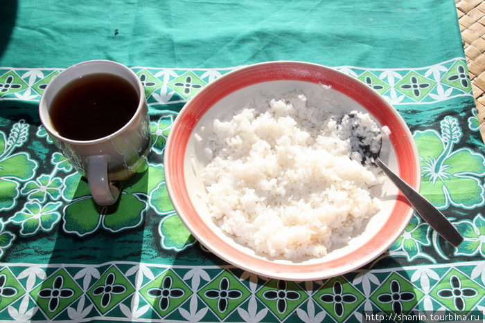Типичный фиджийский завтрак — чай и рис (с сахаром)