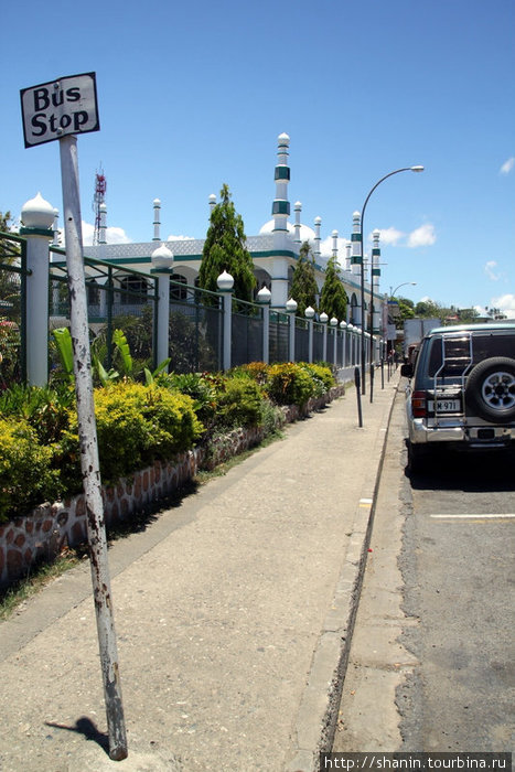 Автобусная остановка у мечети Остров Вити-Леву, Фиджи