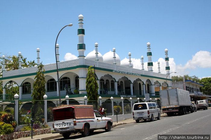 Подавляющее большинство фиджийцев — христиане. Но в Сигатоке есть и мечеть
