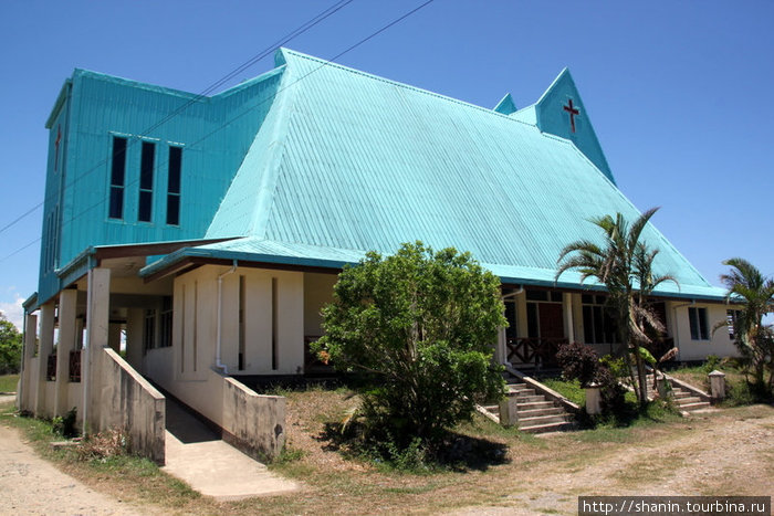 Церковь — больше и оригинальное по архитектуре здание