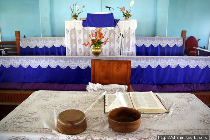 Библия на столике перед алтарем Остров Вити-Леву, Фиджи