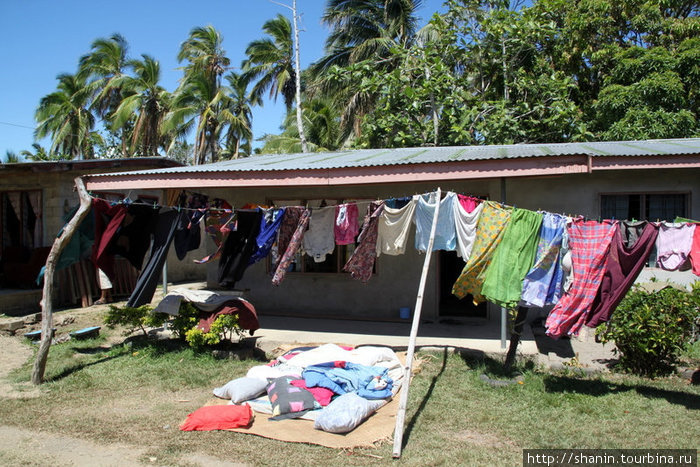 На жарком фиджийском солнце белье сушится очень быстро Остров Вити-Леву, Фиджи
