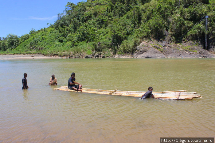 Местные жители подрабатывают на туристах- предлагают покатать на бамбуковых плотах
