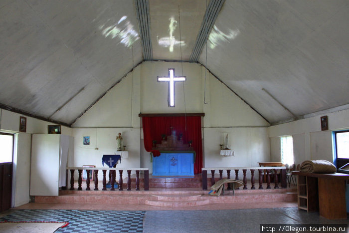 Внутри церкви можно сидеть прямо на полу- постелены коврики