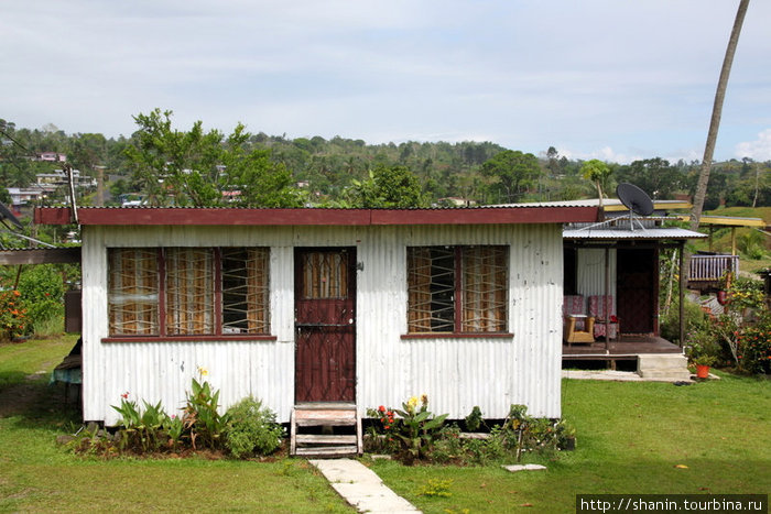 Маленький простой домик, но уже со спутниковой антенной Остров Вити-Леву, Фиджи