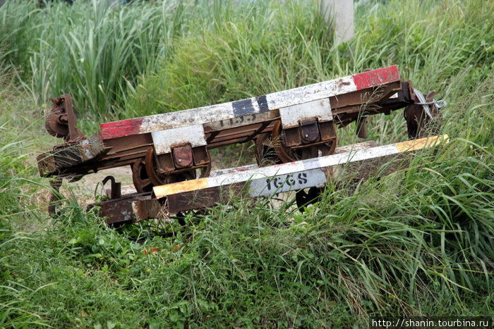 Старый вагон в кювете Остров Вити-Леву, Фиджи