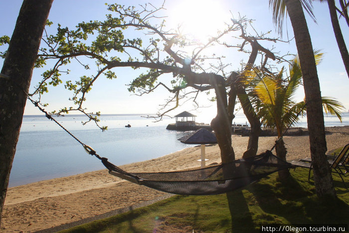 Раскачиваясь на гамаке под солнцем и с видом Остров Вити-Леву, Фиджи