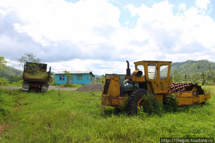 Заросшая техника- дорогу ремонтируют неспешно Остров Вити-Леву, Фиджи