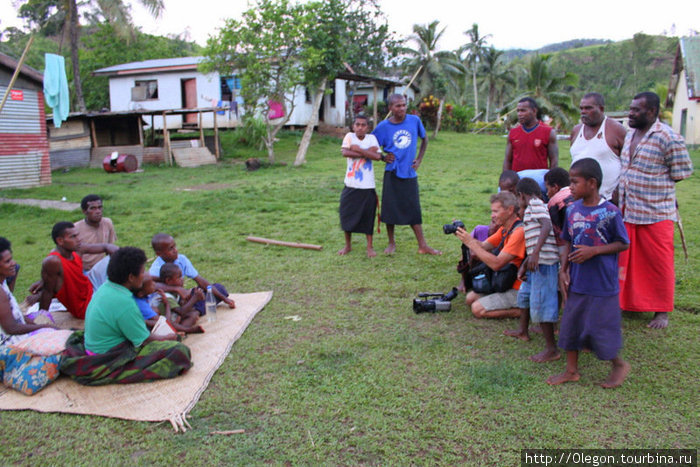 Часть людей позируют, другие просят посмотреть как получилось Остров Вити-Леву, Фиджи