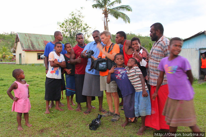 Своими фотоаппаратами мы порадовали всю деревню Остров Вити-Леву, Фиджи