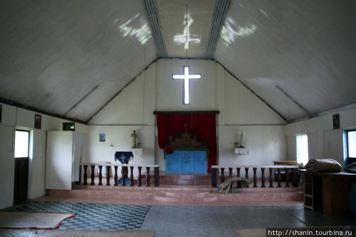 В деревенской церкви Остров Вити-Леву, Фиджи