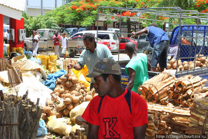 Кокосов в стране много, но в столице их продают Порт-Вила, Вануату