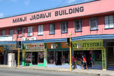 На Фиджи живет много индийцев. Им принадлежат магазины и фирмы. Поэтому и в Нади много типично индийских названий.
