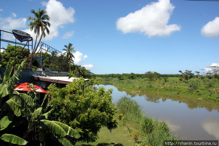 Река на окраине Нади Нанди, остров Вити-Леву, Фиджи