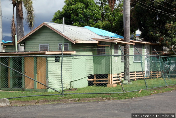 Деревянный дом за колючей проволокой Лаутока, остров Вити-Леву, Фиджи