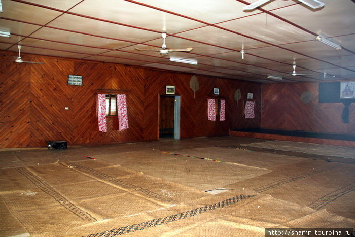 В прицерковном зале пол застелен циновками Лаутока, остров Вити-Леву, Фиджи