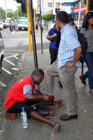 Чистильщику обуви трудно заработать на жизнь — большинство фиджийцев ходит в шлепанцах