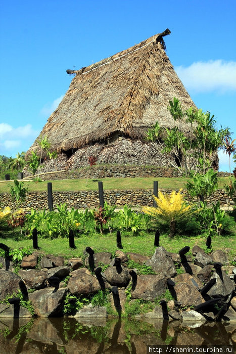 Дом с соломенной крышей на берегу реки Остров Вити-Леву, Фиджи