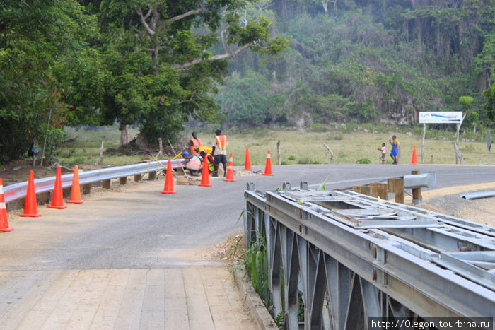 Дорогу асфальтируют- скоро можно будет быстрее проехать вокруг Остров Эфате, Вануату