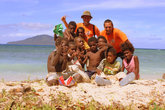 С детворой Вануату на берегу океана