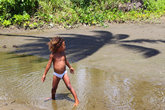 Танец молодого Вануатца под пальмой