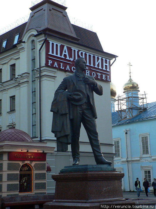 Памятник Шаляпину во дворе одноименного отеля. Казань, Россия