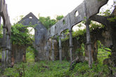 Заросшие зеленью стены старой церкви, пережившей тайфун