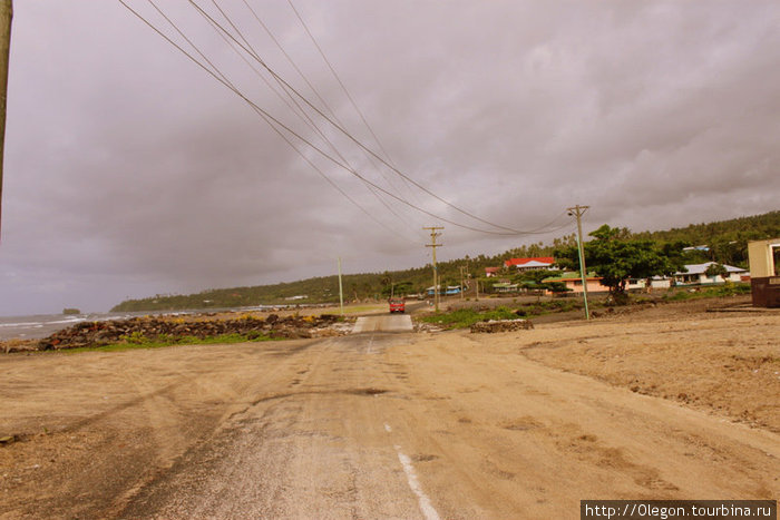 Слева в ряд стояло несколько домов, все дома, что стояли ближе к океану унесло водой Самоа