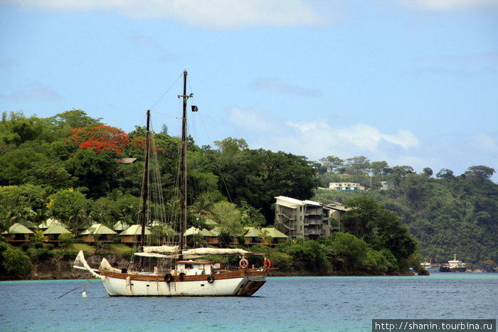 Яхта у берега Порт-Вила, Вануату